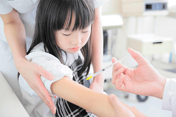 インフルエンザの予防接種を受ける小学生の女の子
